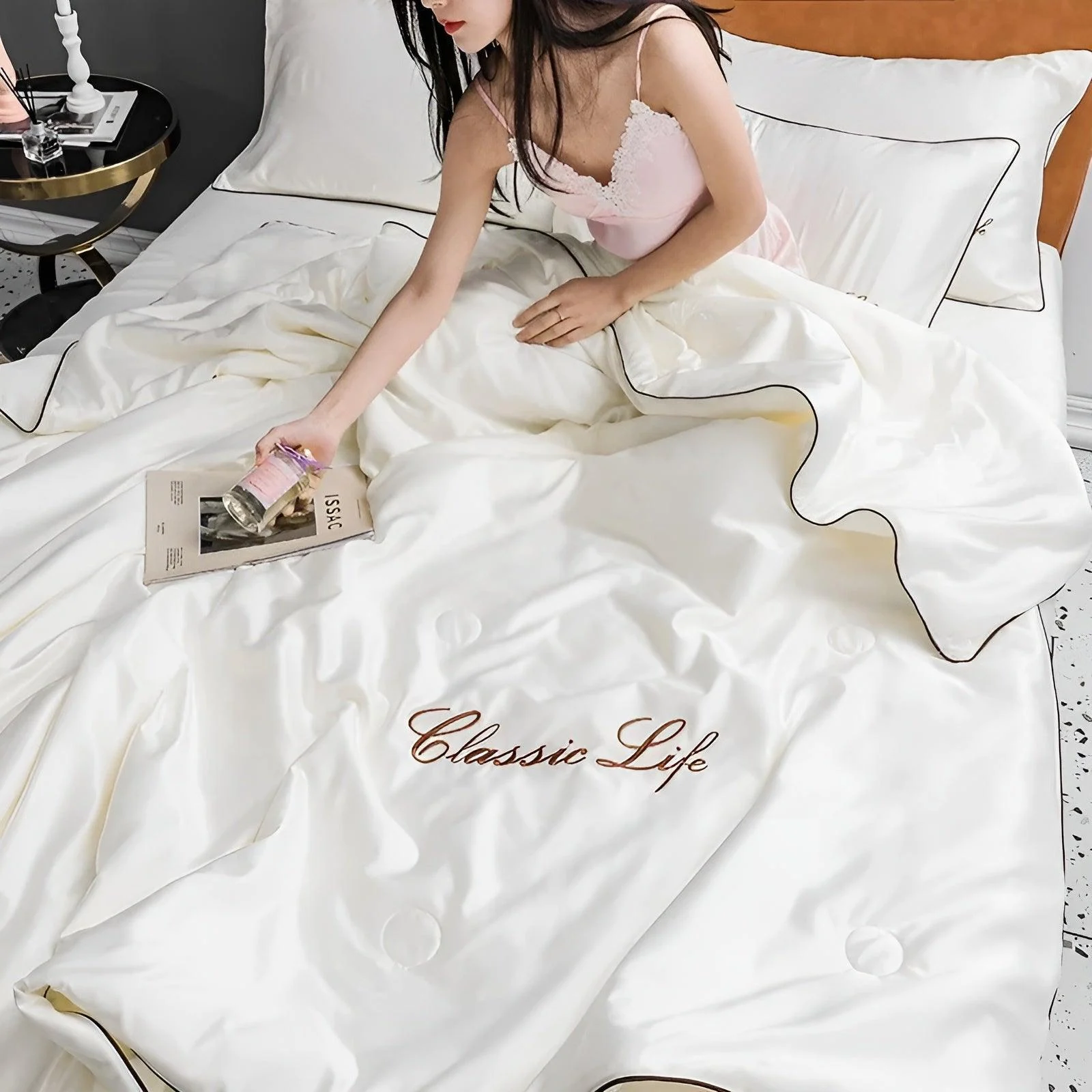 100-Gewassen-Zijden-Zomer-Quilt-Borduurwerk-Gladde-Ijskoeling-Dekbed-Voor-Bed-Zijdezachte-Deken-Zacht-Koel-Zomer.jpg_3925d042-7f9f-46bc-82a1-5ab377084a2a 100 Gewassen Zijden Zomer Quilt Borduurwerk Gladde Ijskoeling Dekbed Voor Bed Zijdezachte Deken Zacht Koel Zomer.jpg 3925d042 7f9f 46bc 82a1 5ab377084a2a