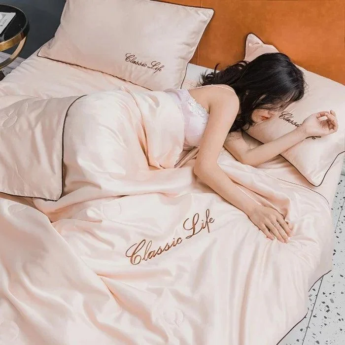 100-Gewassen-Zijden-Zomer-Quilt-Borduurwerk-Gladde-Ijskoeling-Dekbed-Voor-Bed-Zijdezachte-Deken-Zacht-Koel-Zomer.jpg_75ae290c-0335-4c21-80a3-6ac7c2a88bcd 100 Gewassen Zijden Zomer Quilt Borduurwerk Gladde Ijskoeling Dekbed Voor Bed Zijdezachte Deken Zacht Koel Zomer.jpg 75ae290c 0335 4c21 80a3 6ac7c2a88bcd