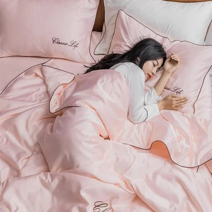 100-Gewassen-Zijden-Zomer-Quilt-Borduurwerk-Gladde-Ijskoeling-Dekbed-Voor-Bed-Zijdezachte-Deken-Zacht-Koel-Zomer.jpg_aeb39ff4-453a-4a40-839a-68743702227b 100 Gewassen Zijden Zomer Quilt Borduurwerk Gladde Ijskoeling Dekbed Voor Bed Zijdezachte Deken Zacht Koel Zomer.jpg Aeb39ff4 453a 4a40 839a 68743702227b