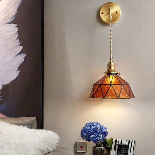 Moderne wandlamp met waterrippleglas en koepelvorm