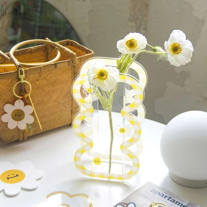 Aesthetic_Daisy_Acrylic_Curvy_Vase_-_-4120582 Aesthetic Daisy Acrylic Curvy Vase -