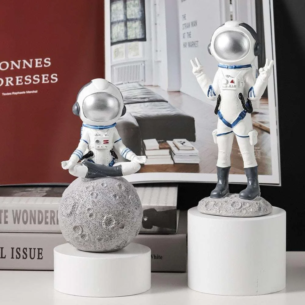 Astronaut Figurines Resin Spacewoman -