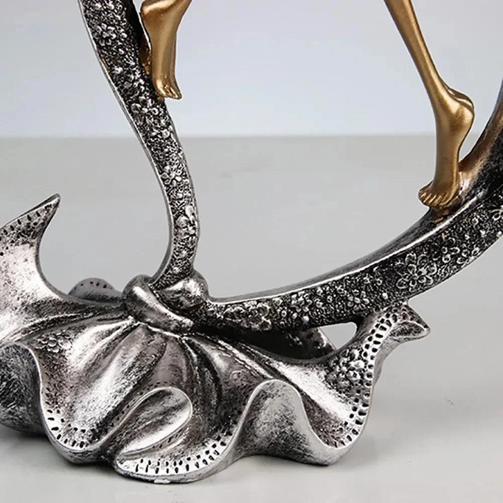 Elegant_Kissing_Couple_Sculpture_-_-4182128 Elegant Kissing Couple Sculpture -