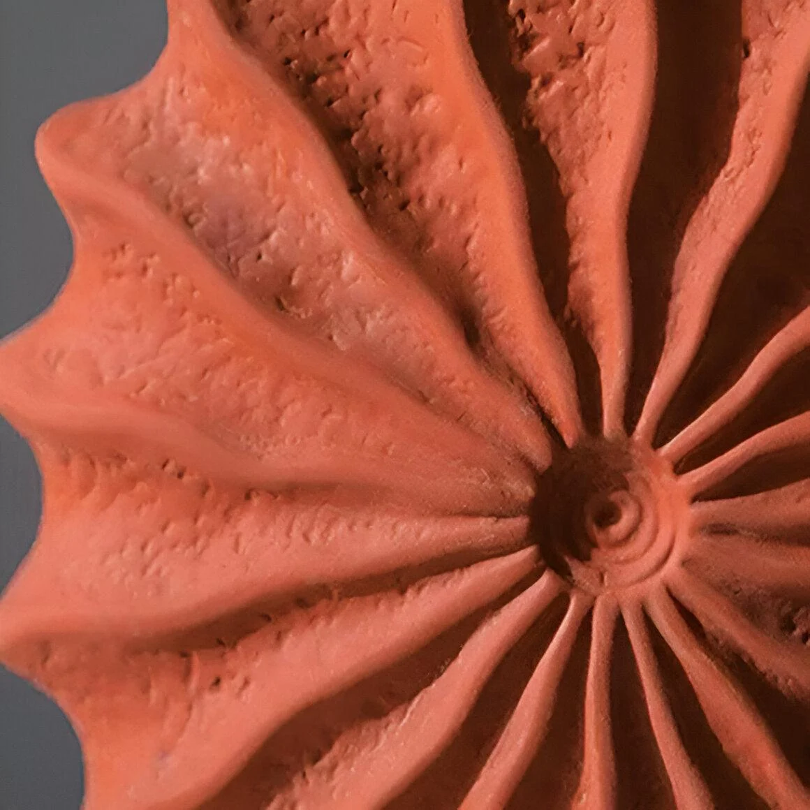 HomoraRustikaleRoteGefalteteKeramikvase Homorarustikalerotegefaltetekeramikvase