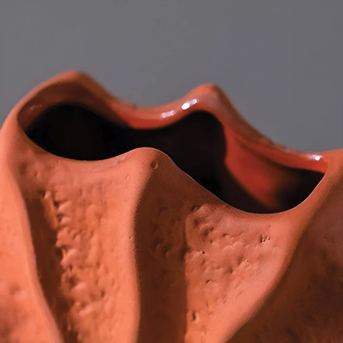 HomoraRustikaleRoteGefalteteKeramikvase3 Homorarustikalerotegefaltetekeramikvase3