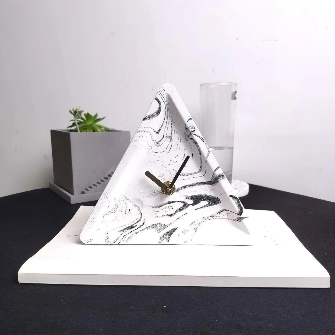 Minimalist_Cement_Clock_-_-4337779 Minimalist Cement Clock -