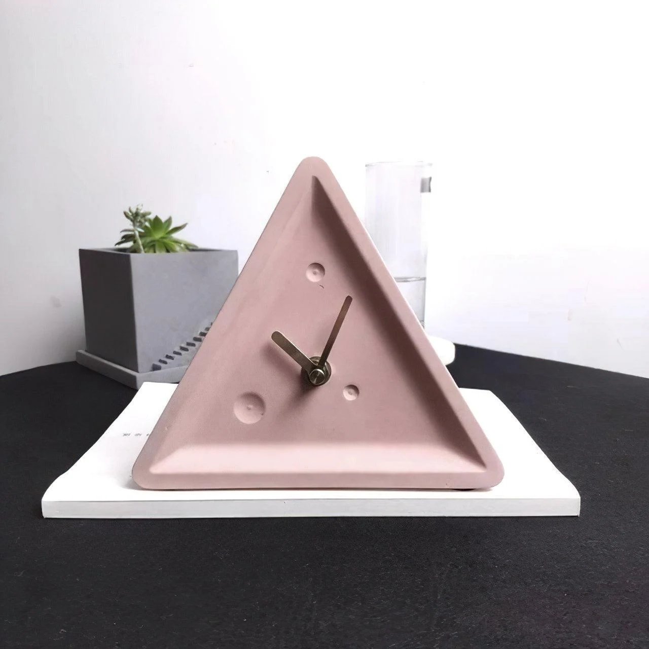 Minimalist_Cement_Clock_-_-4337784 Minimalist Cement Clock -