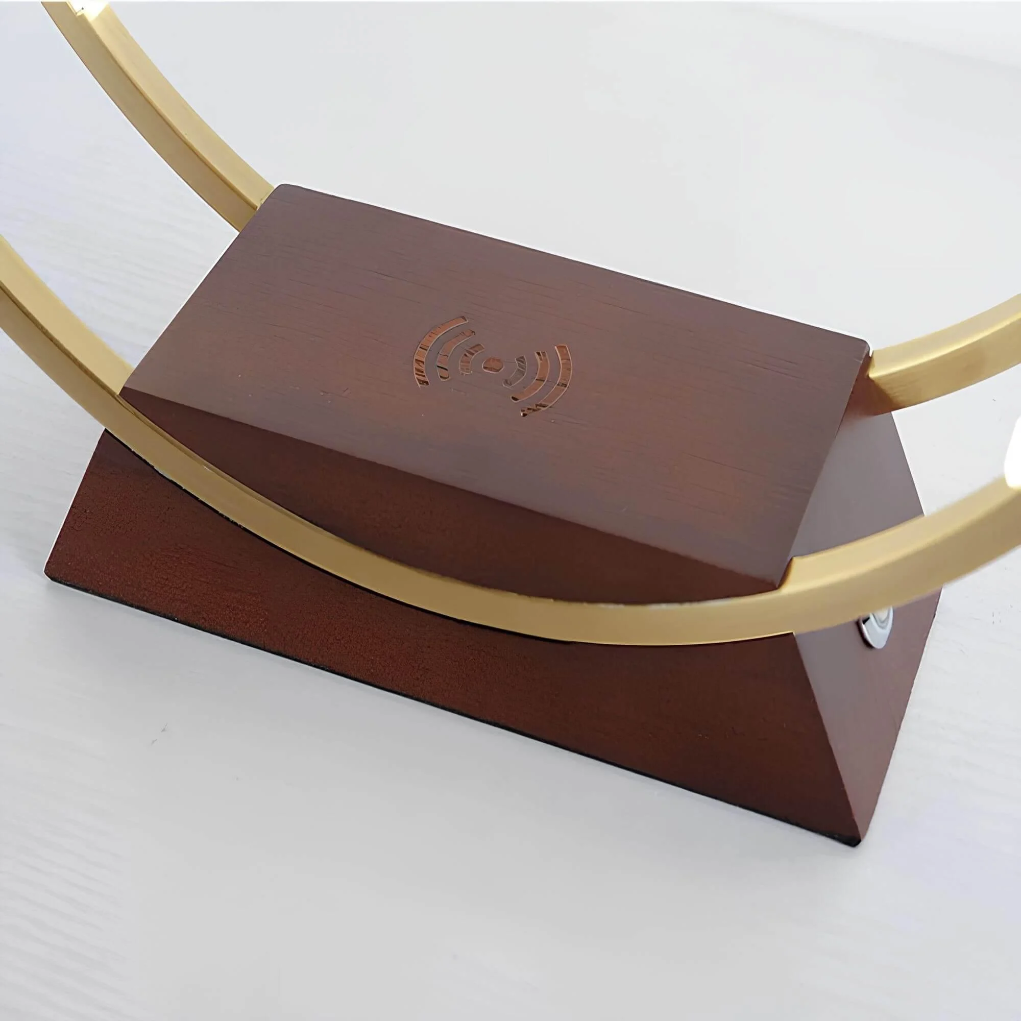 MinimalistischeLED-TischuhrlampemitkabelloserLadefunktion-ModernesDesignundhochwertigeMaterialien4 Minimalistischeled Tischuhrlampemitkabelloserladefunktion Modernesdesignundhochwertigematerialien4