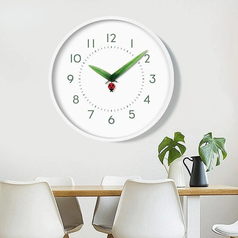 kSUSRonde-Minimalistische-Wandklok-Cartoon-Leuke-Massief-Houten-Frame-Stille-Klok-Voor-Kinderkamer-Woonkamer-Restaurant-Opknoping-Horloge Ksusronde Minimalistische Wandklok Cartoon Leuke Massief Houten Frame Stille Klok Voor Kinderkamer Woonkamer Restaurant Opknoping Horloge