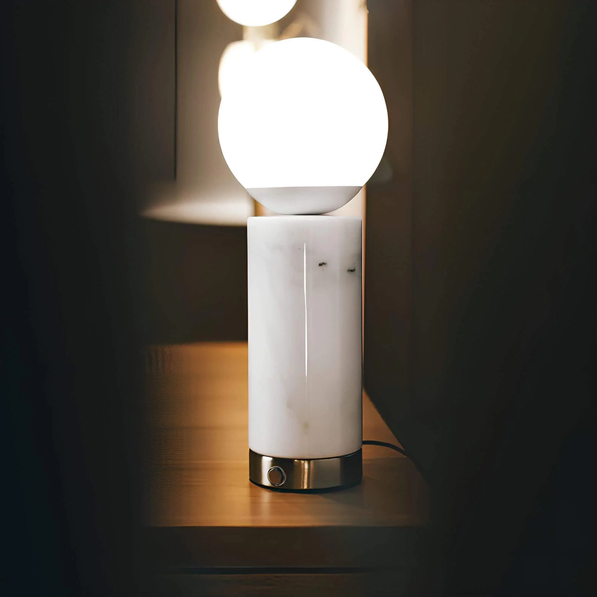 marble-glow-tischlampe-mit-marmor-sockel-led-licht-elegantes-design-xlumina2 Marble Glow Tischlampe Mit Marmor Sockel Led Licht Elegantes Design Xlumina2