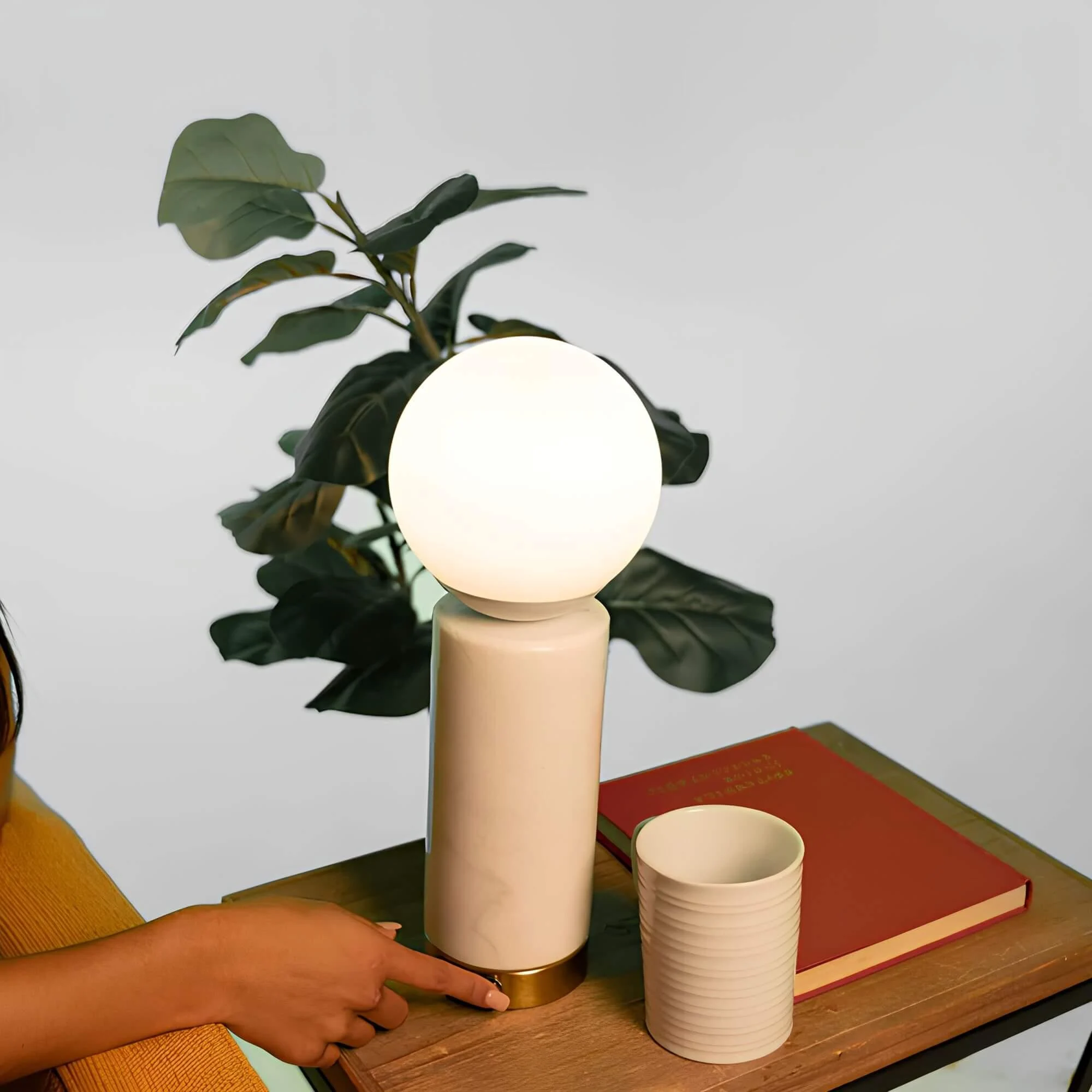 marble-glow-tischlampe-mit-marmor-sockel-led-licht-elegantes-design-xlumina4 Marble Glow Tischlampe Mit Marmor Sockel Led Licht Elegantes Design Xlumina4
