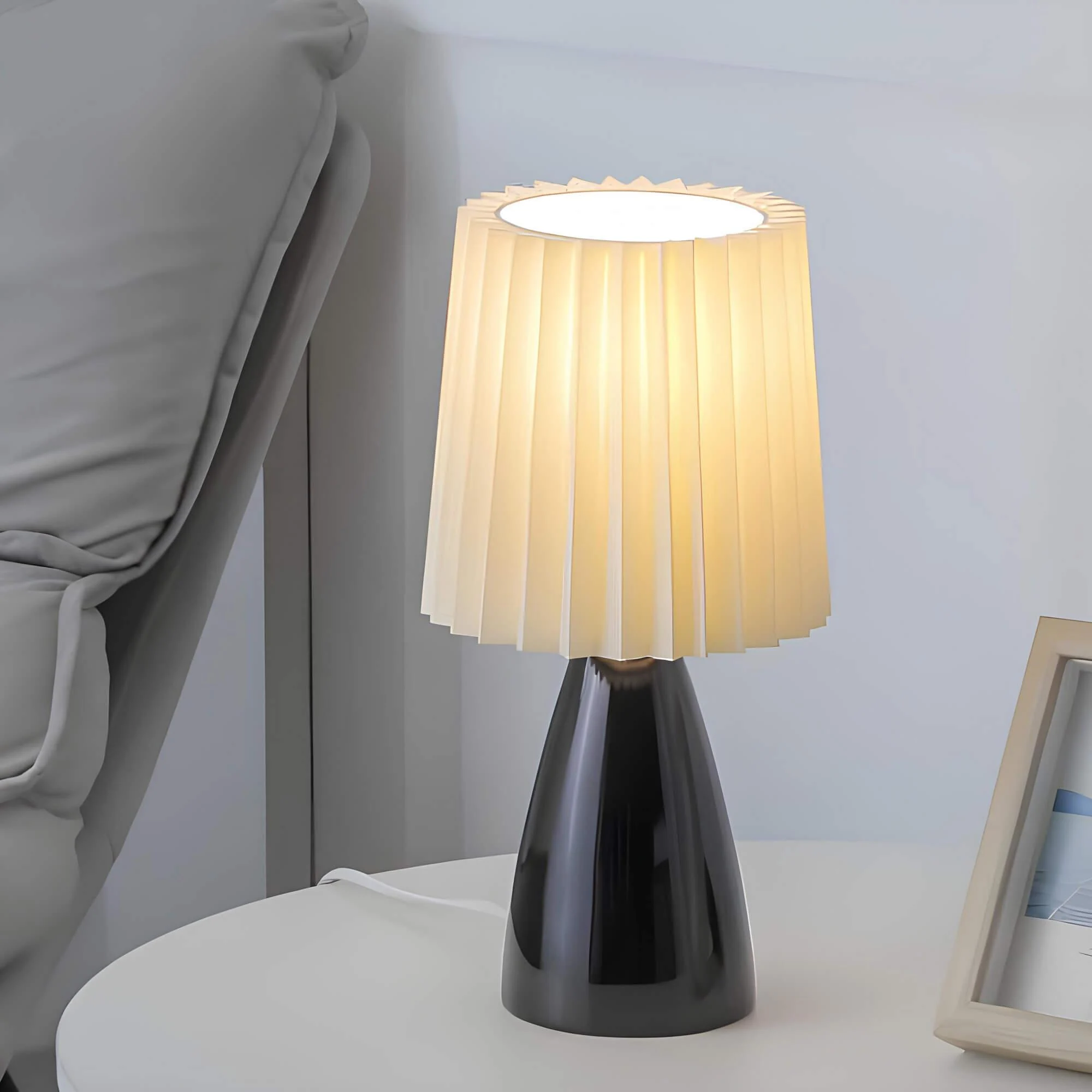 pleatedlight-dimmbarer-tischlampe-glasbasis-gefalteter-stoffschirm-usb-anschluss-elegant-design-xlumina10 Pleatedlight Dimmbarer Tischlampe Glasbasis Gefalteter Stoffschirm Usb Anschluss Elegant Design Xlumina10